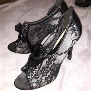 High heel black lace shoes